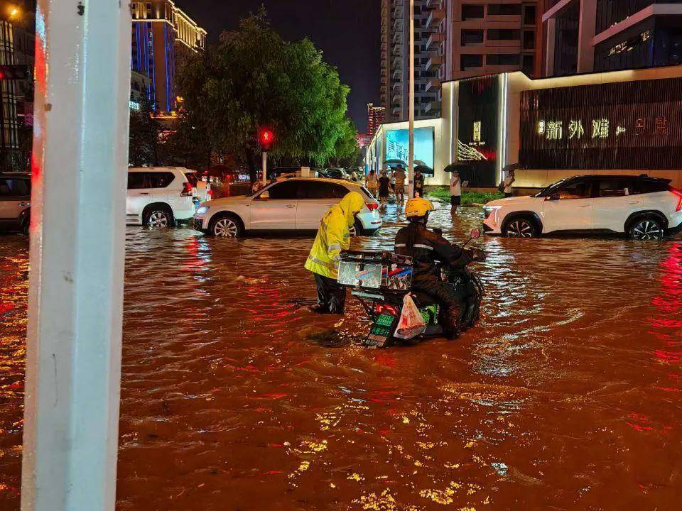 暴雨中的延吉：职能部门全力守护→